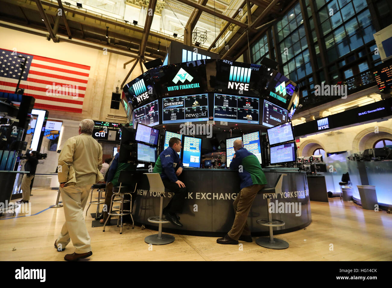 New York, Stati Uniti d'America. 3 gennaio, 2017. I trader lavorano presso il New York Stock Exchange di New York, gli Stati Uniti, a gennaio 3, 2017. Gli stock degli Stati Uniti ha rimbalzato Martedì il primo giorno di negoziazione del 2017. Il Dow Jones Industrial Average rose 119.16 punti, o 0,60 percento, a 19,881.76. S&P 500 aggiunto 19.00 punti, o 0,85 percento, per 2,257.83. Il Nasdaq Composite Index salito 45.97 punti, o 0,85 percento, per 5,429.08. © Wang Ying/Xinhua/Alamy Live News Foto Stock