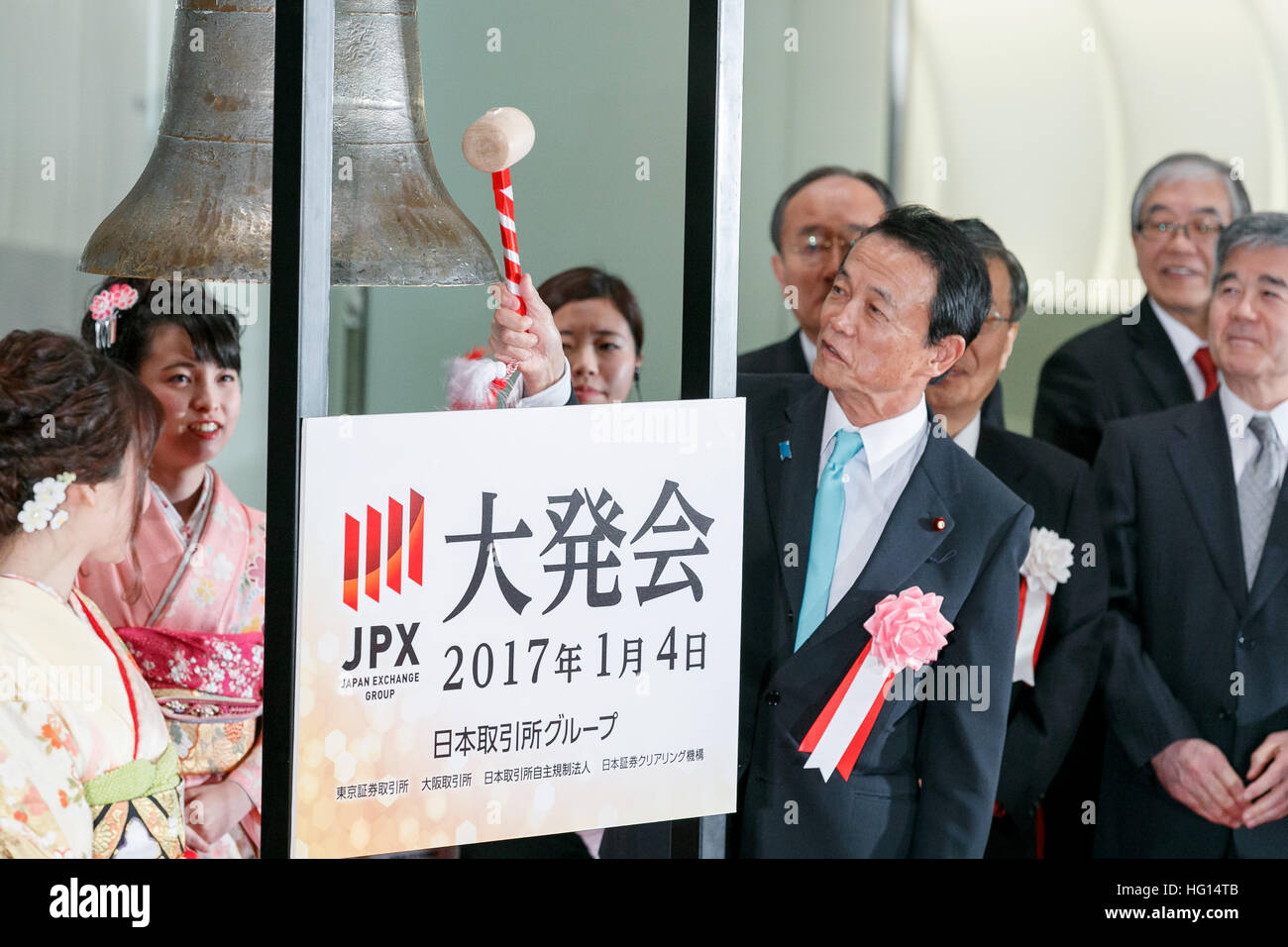 Tokyo, Giappone. 4 gennaio, 2017. Taro Aso, Ministro delle finanze e Vice Primo Ministro, suona il campanello durante il nuovo anno la cerimonia di apertura per la Borsa di Tokyo (TSE) Il 4 gennaio 2017, a Tokyo in Giappone. Il Nikkei indice di borsa aperta a 19,298.68, superiore a l'ultimo giorno di negoziazione del 2017. © Rodrigo Reyes Marin/AFLO/Alamy Live News Foto Stock