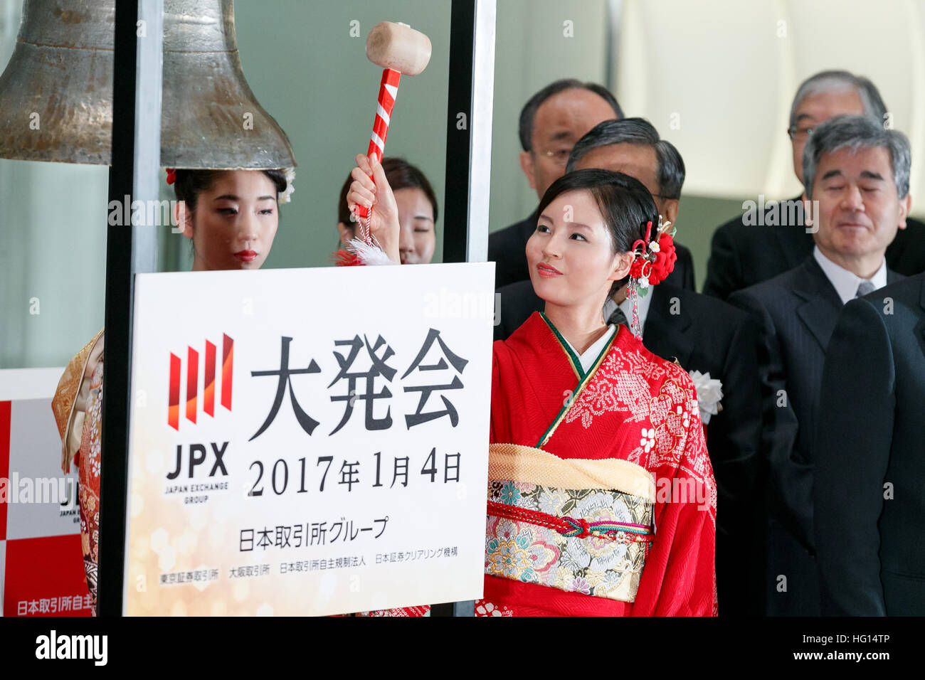 Tokyo, Giappone. 4 gennaio, 2017. Una donna che indossa tradizionale kimono giapponese suona il campanello durante il nuovo anno la cerimonia di apertura per la Borsa di Tokyo (TSE) Il 4 gennaio 2017, a Tokyo in Giappone. Il Nikkei indice di borsa aperta a 19,298.68, superiore a l'ultimo giorno di negoziazione del 2017. © Rodrigo Reyes Marin/AFLO/Alamy Live News Foto Stock