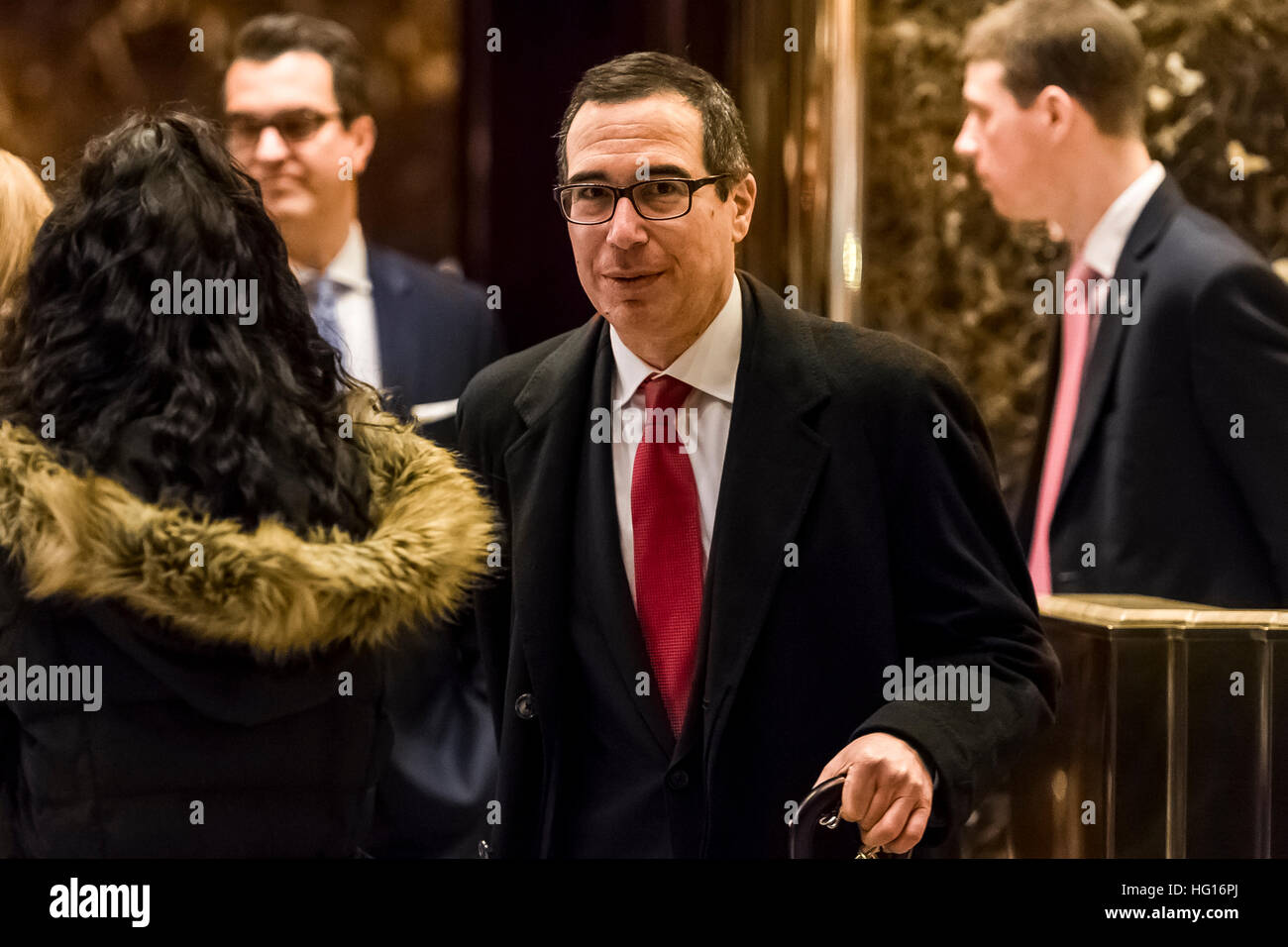New York, US. 03 gen 2017. Designato U.S. Segretario del Tesoro Steven Mnuchin è visto nella lobby di Trump Tower a New York (USA) il 3 gennaio 2017. - Nessun filo SERVICE - foto: Albin Lohr-Jones/consolidato/Piscina/dpa/Alamy Live News Foto Stock