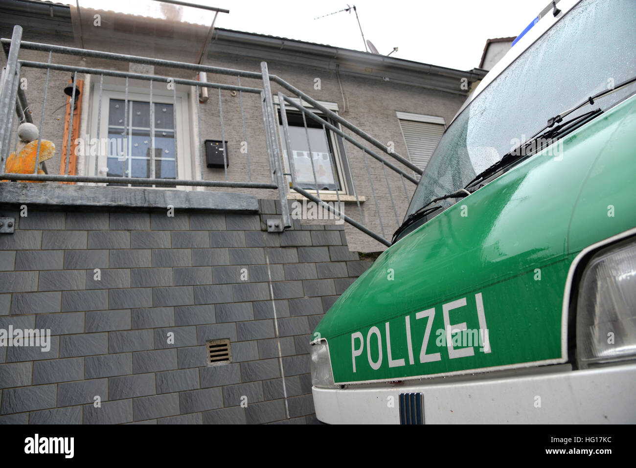 Lauterecken, Germania. 04 gen 2017. Un veicolo di polizia è parcheggiato al di fuori di una casa dove la polizia ha trovato più di 110 chilogrammi di materiale pirotecnico durante una ricerca su 02 Gennaio 2017 in Lauterecken, Germania, 04 gennaio 2017. Arrestati due uomini sono stati oggetto di indagini in caso di sospetto di violazione del diritto di esplosivi e per la preparazione di un grave reato penale. Secondo il distretto ufficio del procuratore, avevano progettato un attacco di esplosivi in Kaiserslautern per la Vigilia di Capodanno 2016. Gli esplosivi devono essere recuperati da casa il 08 gennaio 2017. Foto: Harald Tittel/dpa/Alamy Live News Foto Stock