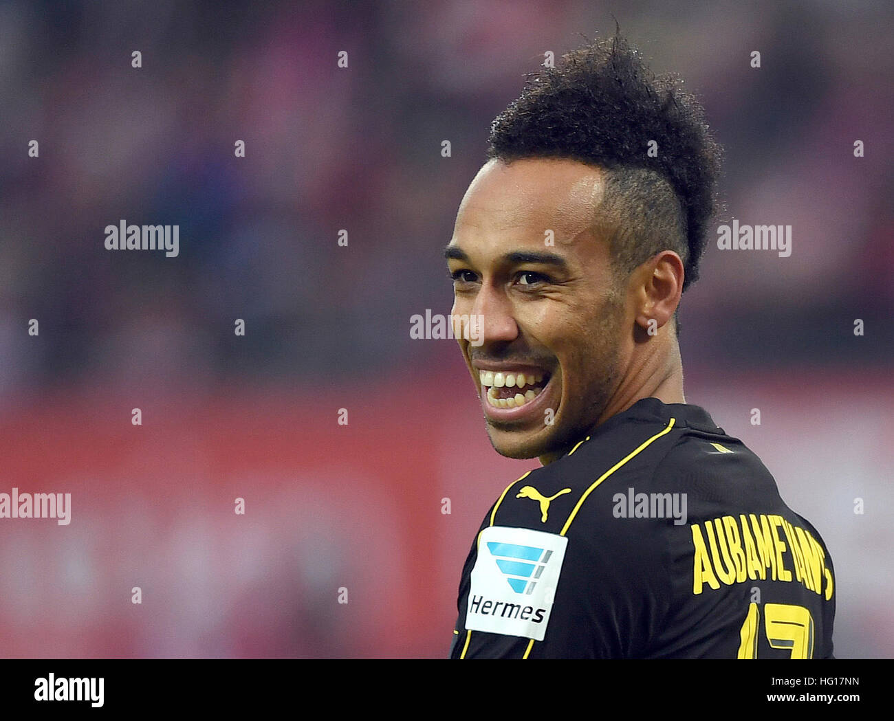 FILE - un file immagine datata 10 dicembre 2016 raffigura Dortmund Aubameyang Pierre-Emerick durante la Bundesliga tedesca partita di calcio tra FC Koeln e Borussia Dortmund nel RheinEnergieStadion a Colonia, in Germania. Il gigante di speculazioni di trasferimento hanno raggiunto anche la Bundesliga. Secondo una relazione dal quotidiano italiano "Gazzetta dello Sport' dal 04 gennaio 2017, il primo cinese league club Shanghai SIPG vuole firmare il Borussia Dortmund-top scorer Pierre-Emerick Aubameyang per 150 milioni di euro. Tuttavia dal proprio conto il BVB non sa niente di questo. Foto: Federico Gambari Foto Stock