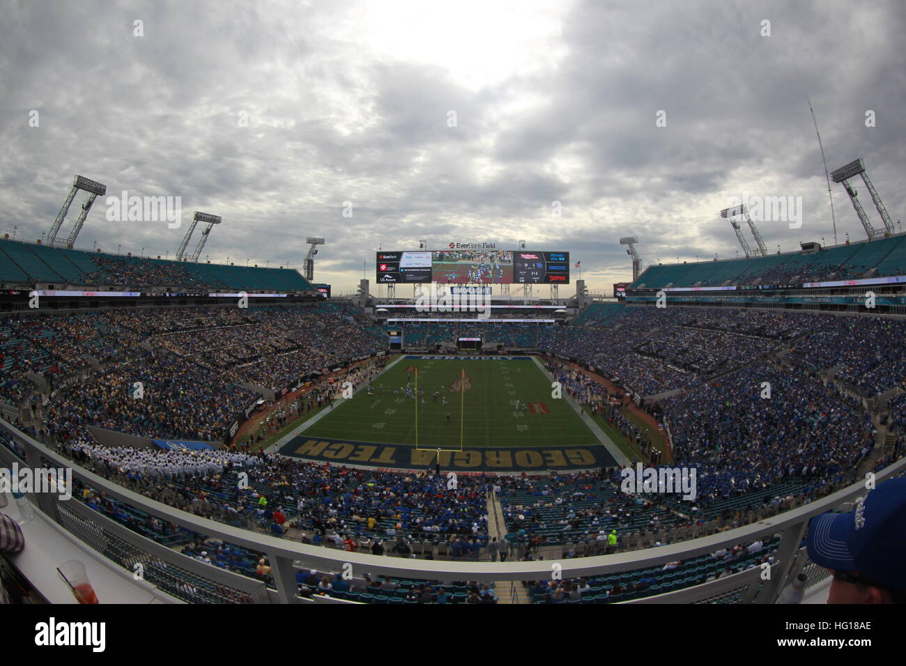 Il Jacksonville, FL, Stati Uniti d'America. 31 Dic, 2017. Vista del 2016 Taxslayer ciotola tra la Georgia Tech giacche gialle e il Kentucky Wildcats in cui la Georgia Tech ha vinto 33-18 al campo EverBank a Jacksonville, in Florida, il 31 dicembre 2016. © Mpi34/media/punzone Alamy Live News Foto Stock