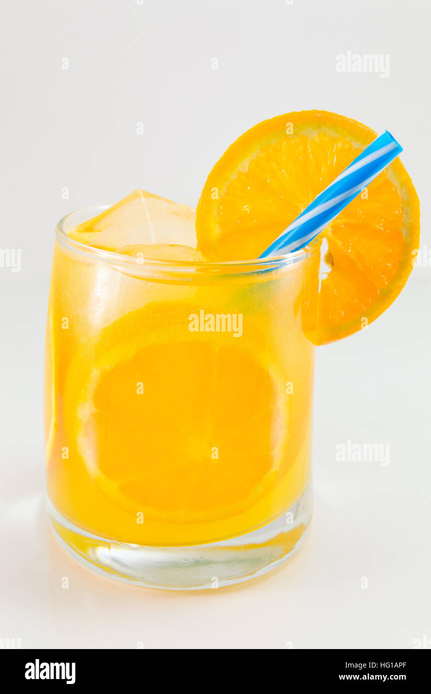 Il succo d'arancia fresco con frutta in un bicchiere Foto Stock