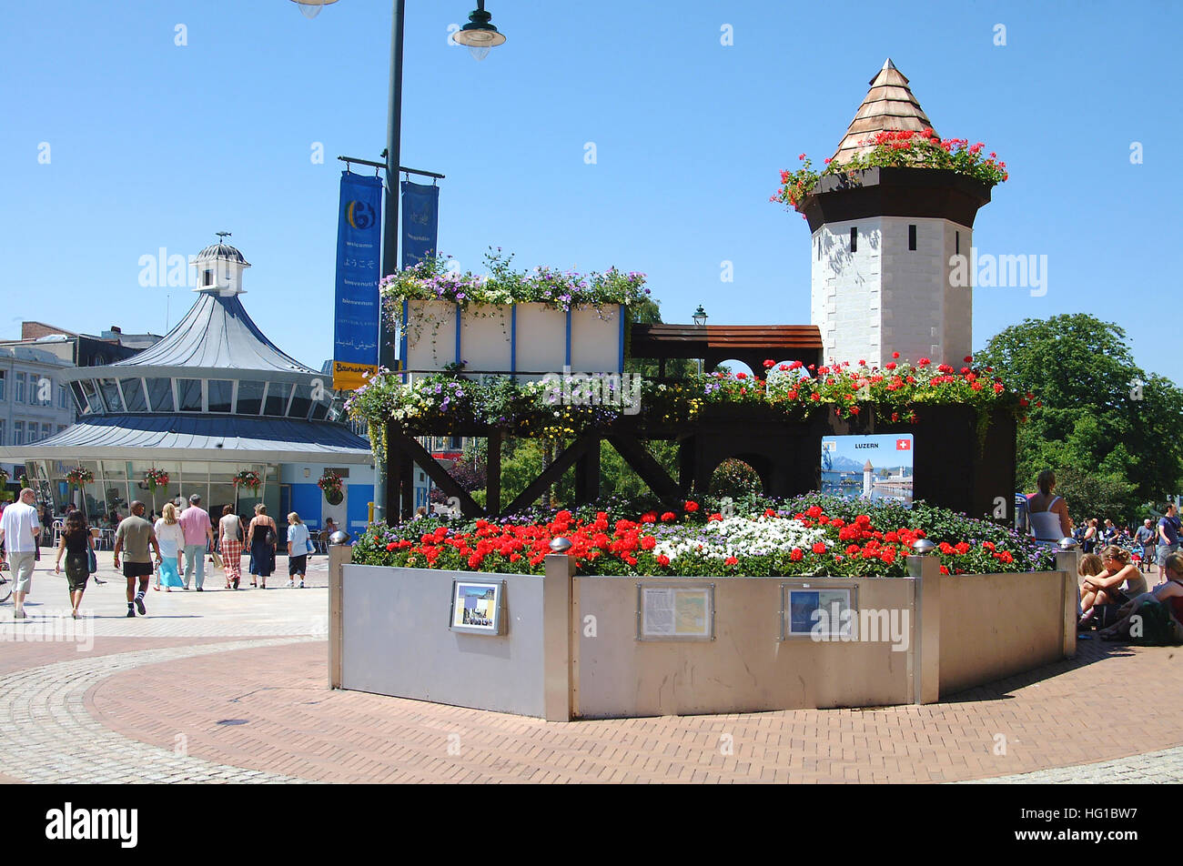 Fiori in mostra in Piazza di Bournemouth e oscure Cafe in background Foto Stock