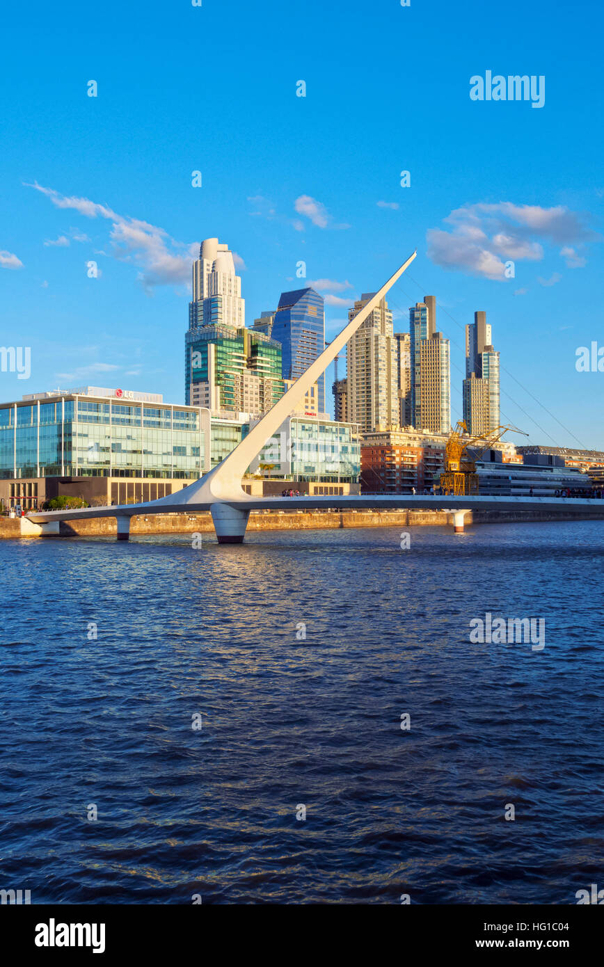 Argentina, Provincia di Buenos Aires, la città di Buenos Aires, vista del Puente de la Mujer in Puerto Madero. Foto Stock