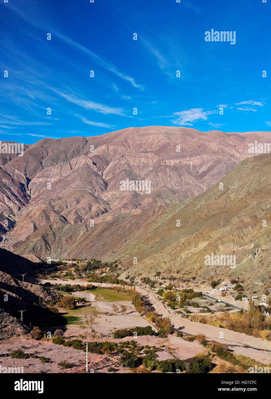 Argentina, provincia di Jujuy, Purmamarca e vista delle montagne circostanti. Foto Stock