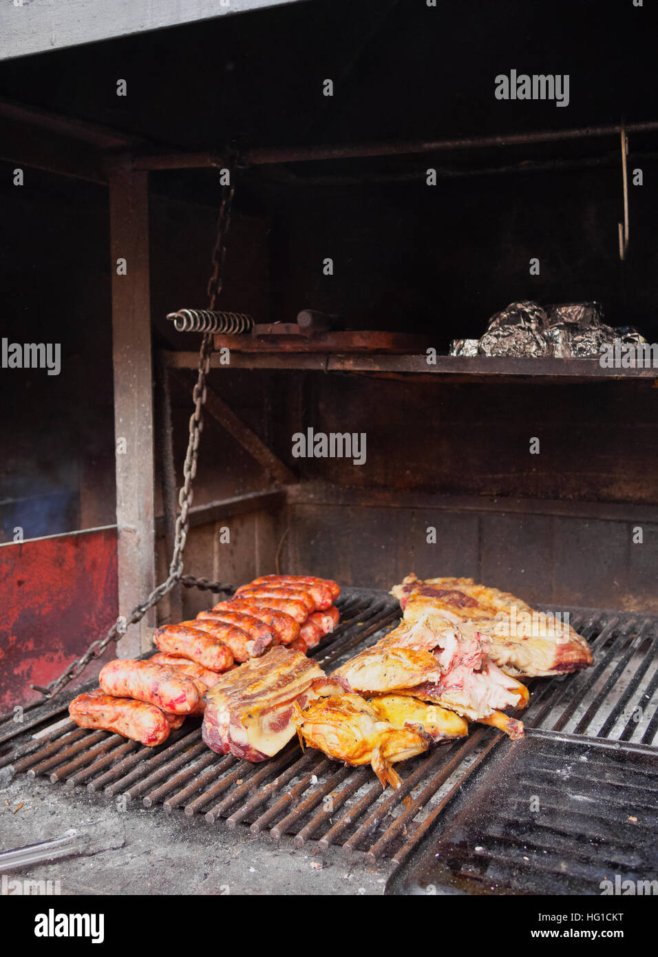 Argentina, Buenos Aires, La Boca, tradizionale argentino Parillada in Gran Paraiso ristorante. Foto Stock