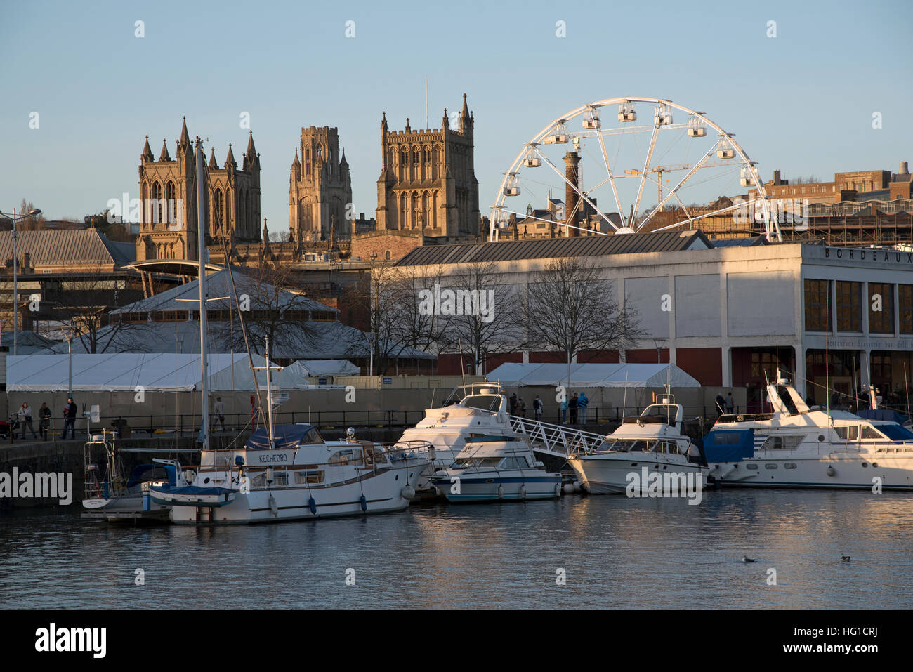 Bordeaux Quay e sfondo della Cattedrale di Bristol su Floating Harbour. Inghilterra Bristol REGNO UNITO Foto Stock