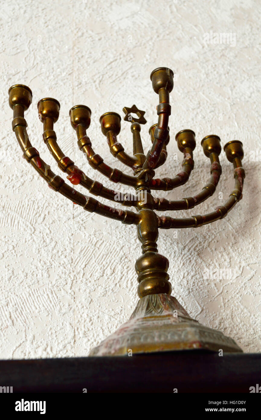 Un metallo Hanukkah Menorah, o Hanukkiah Foto Stock
