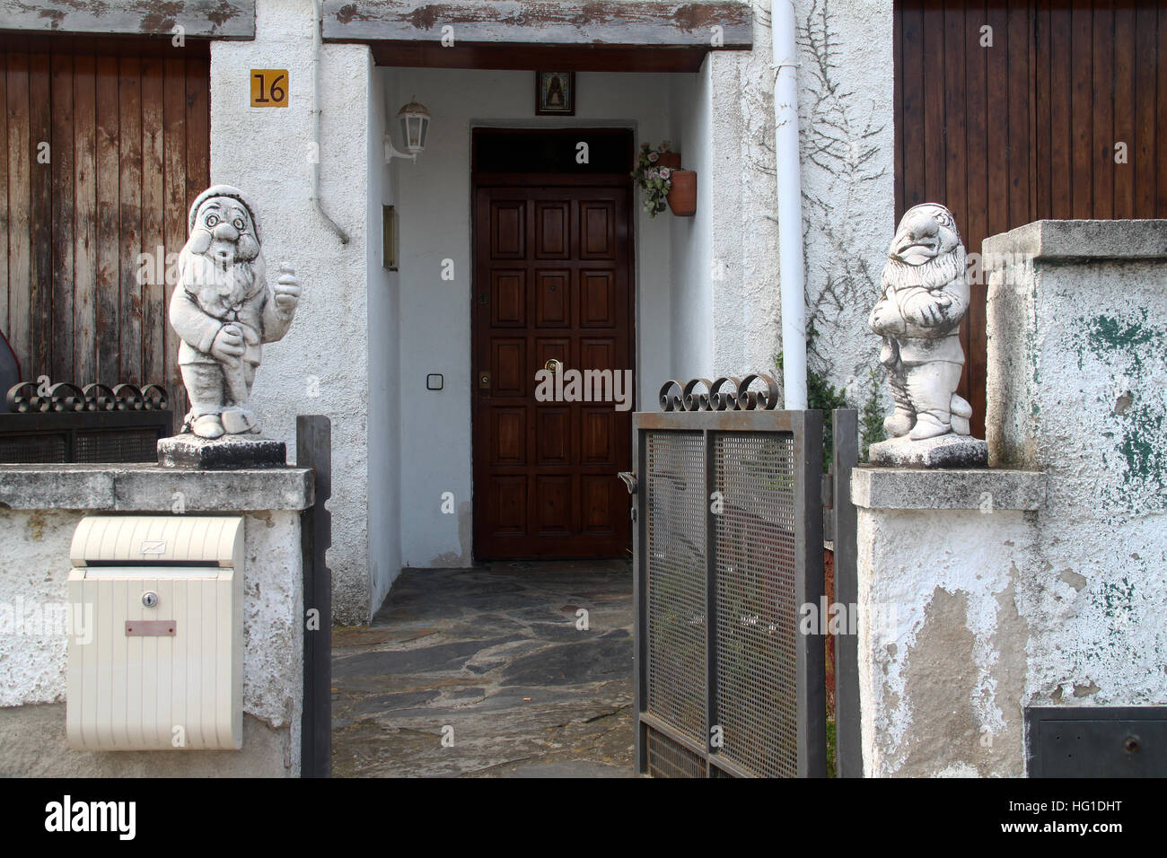 Le nane bianche al cancello della casa Foto Stock