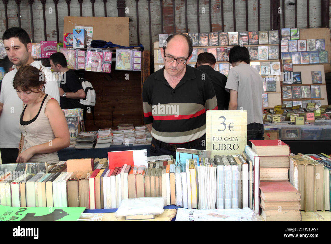 Esplorazione di persone di seconda mano libri a Sant Antoni mercato di domenica a Barcellona Foto Stock