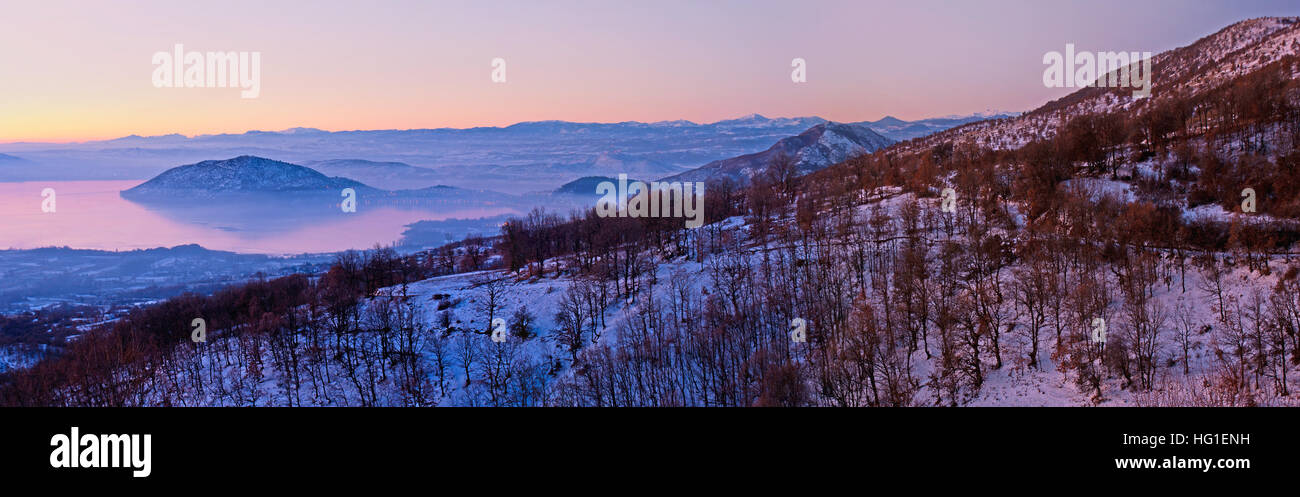 I colori brillanti della winter sunrise in Kastoria, coperti con blu haze, Grecia. Foto Stock