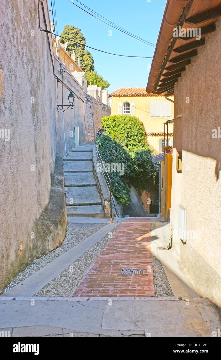 Attraversa la strada del Vieux Chateau con le scale per la collina di colla Rogna, l'area del vecchio castello, occupata dal cimitero russo di Mentone, in Francia Foto Stock