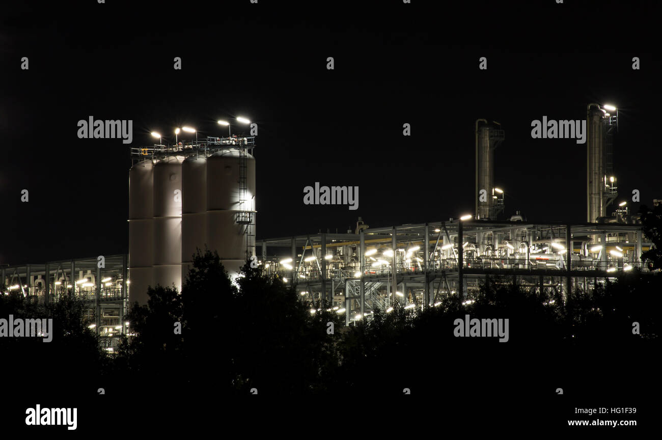 Edificio industriale Shot con esposizione della lampadina da notte chiara Foto Stock