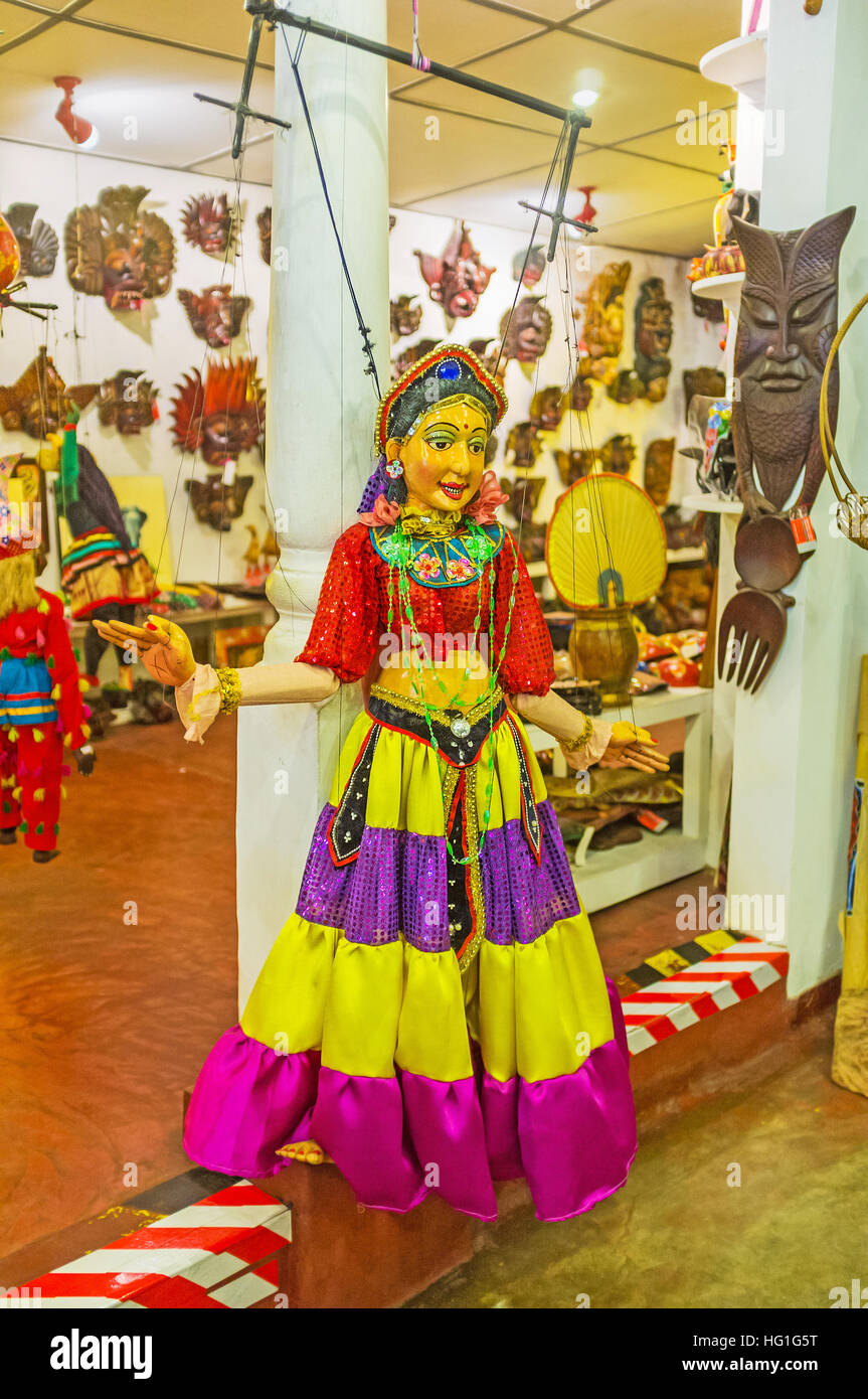 Il burattino del ballerino in abiti colorati in maschera store Foto Stock