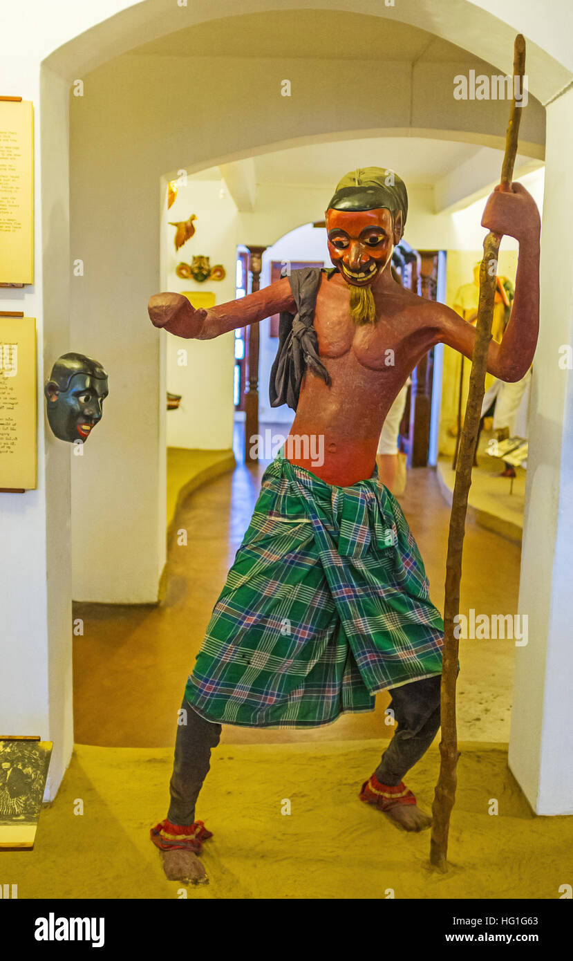 La figura del ballerino in maschera tradizionale nel Museo delle Maschere Foto Stock