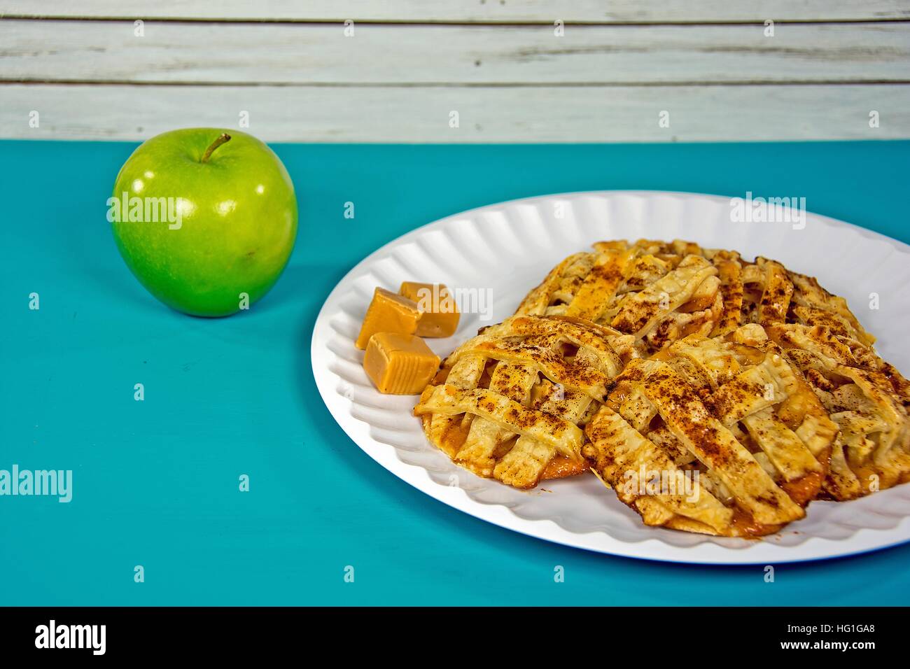 La torta di mele biscotti con mela verde e caramella Foto Stock
