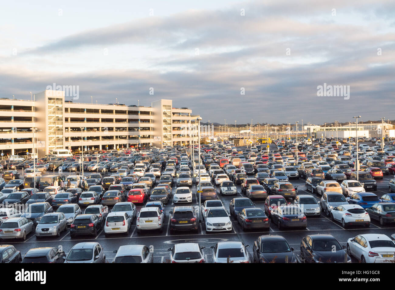 Aeroporto di Edimburgo - parcheggio auto parcheggiate in airport car park - Edimburgo, Scozia, Regno Unito Foto Stock