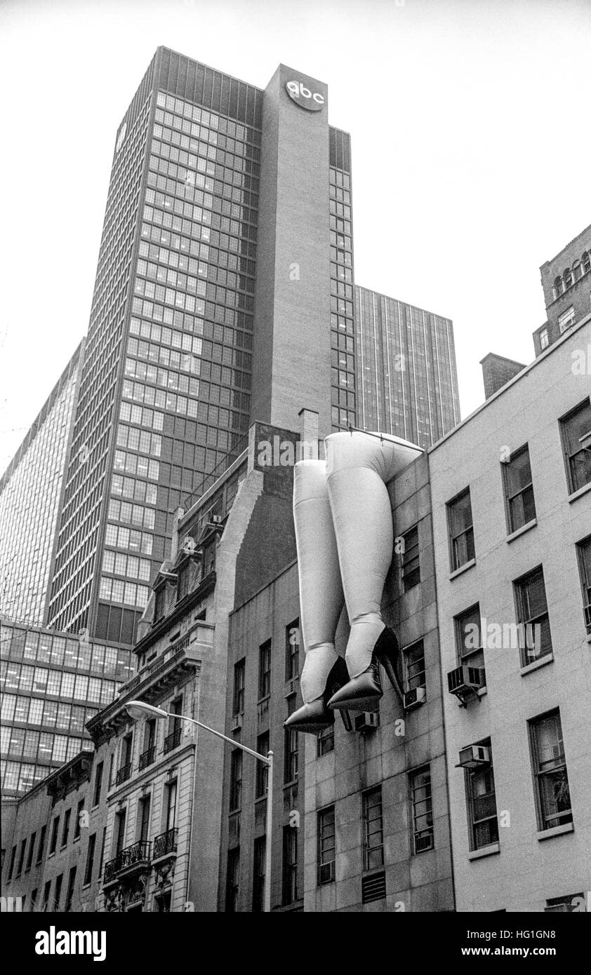 Un enorme paio di gonfiato gambe femmina su un edificio nel centro di Manhattan pubblicizzare una mostra presso il vicino Museo di Arte Moderna. Foto Stock
