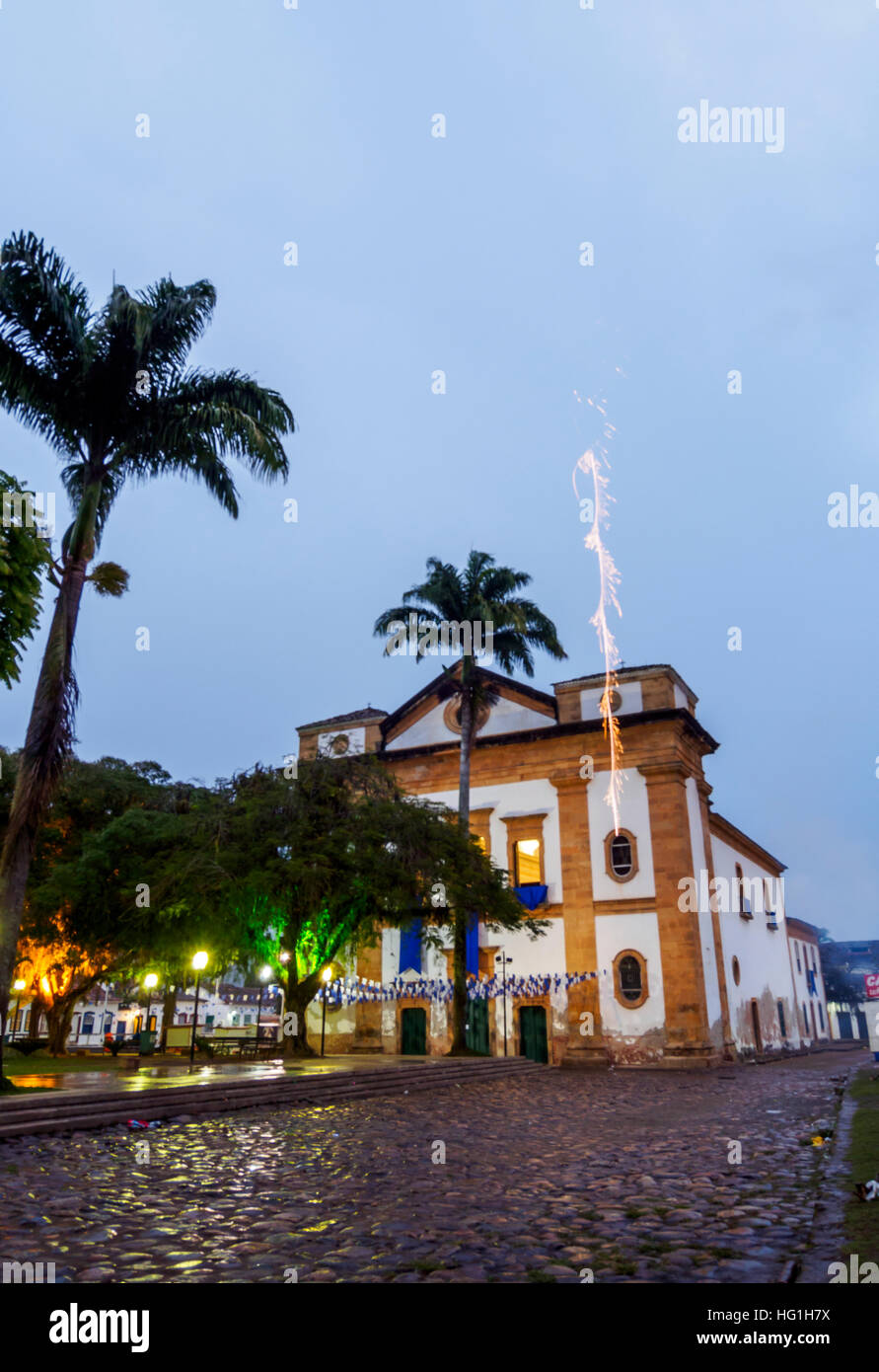 Il Brasile, Stato di Rio de Janeiro, Paraty, crepuscolo vista della Praca Matriz e di Nossa Senhora dos Remedios Chiesa. Foto Stock