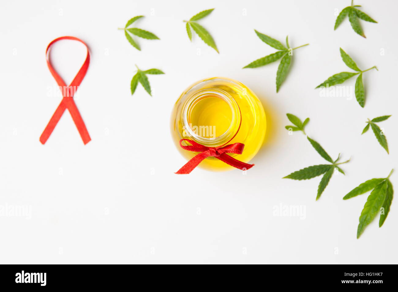Foglie di marijuana e olio di cannabis su sfondo bianco Foto Stock