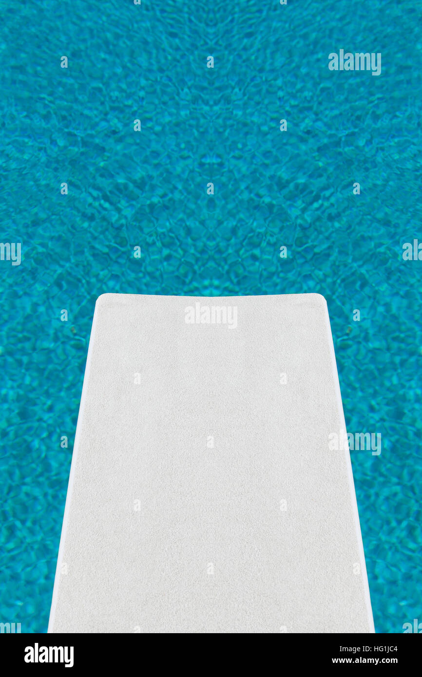 Una vista unica da un trampolino che si affaccia su un croccante blu piscina. Foto Stock