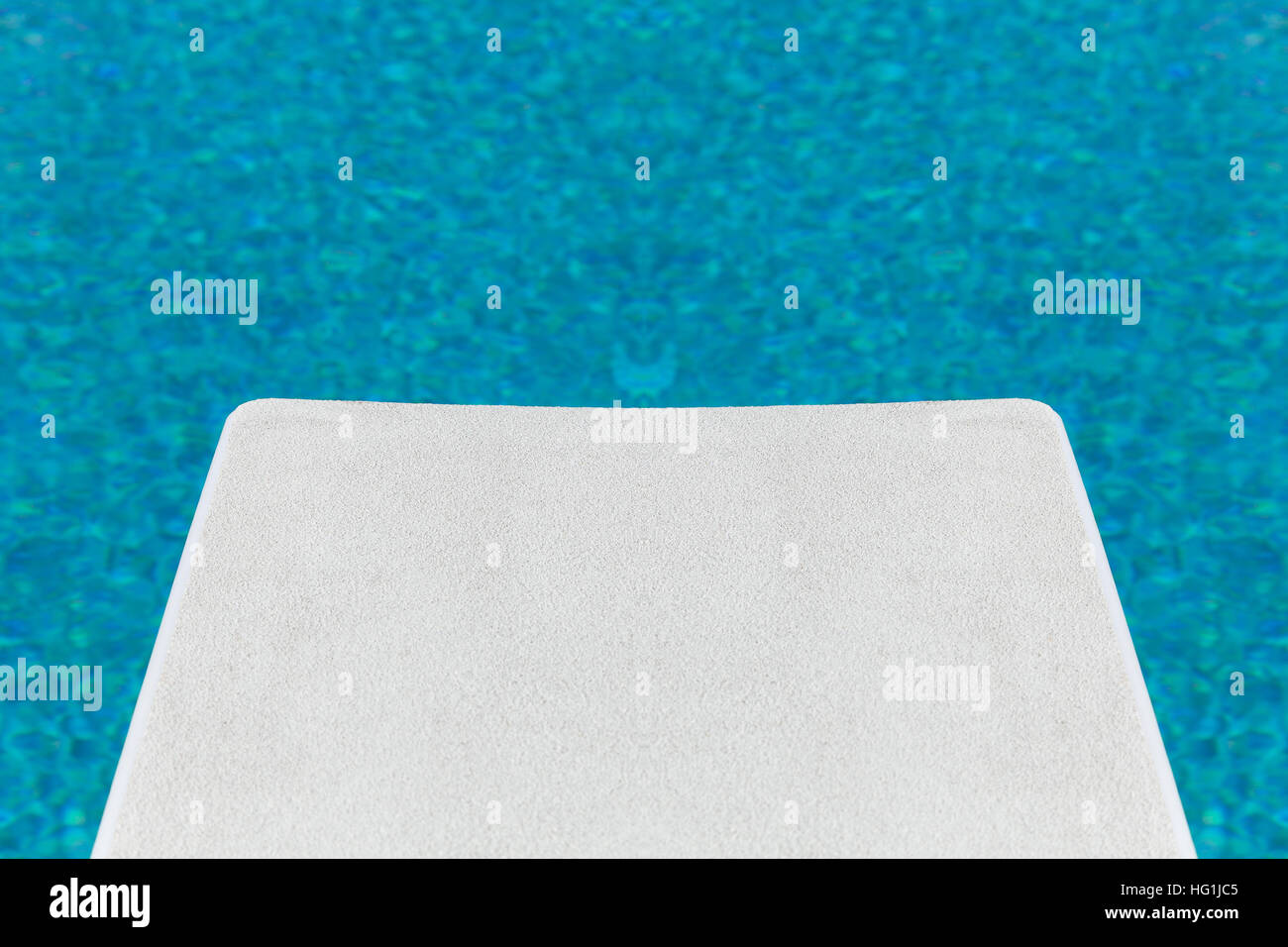 Una vista unica da un trampolino che si affaccia su un croccante blu piscina. Foto Stock