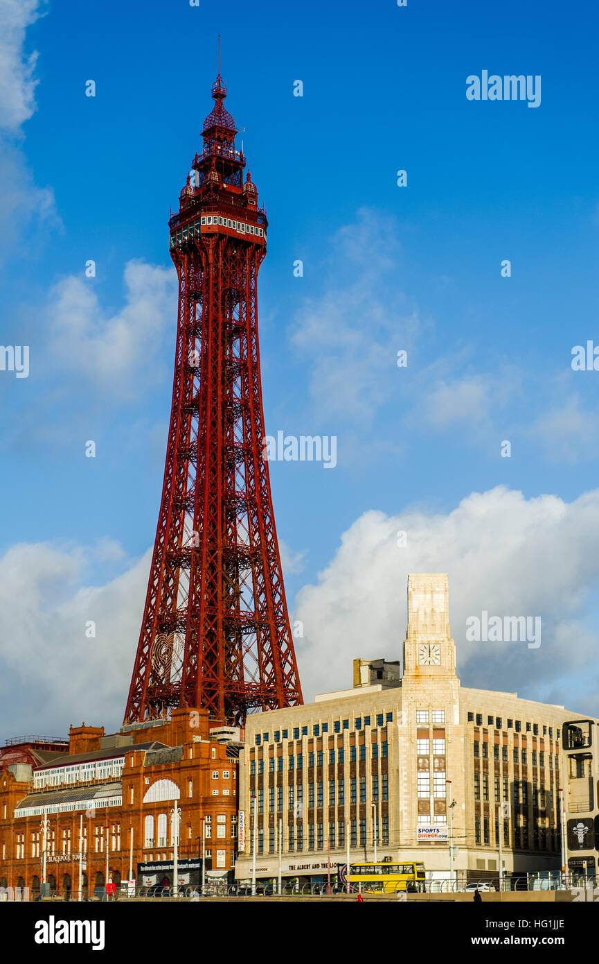 La Blackpool Tower, Blackpool, Lancashire su una soleggiata giornata di dicembre. Foto Stock