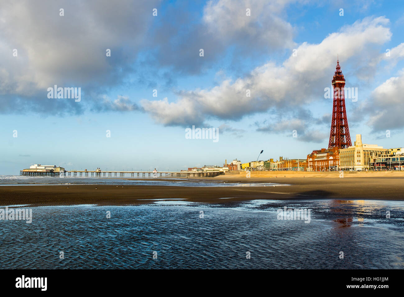 La Blackpool Tower, North Pier e spiaggia di Blackpool, Lancashire Regno Unito con copia spazio. Foto Stock