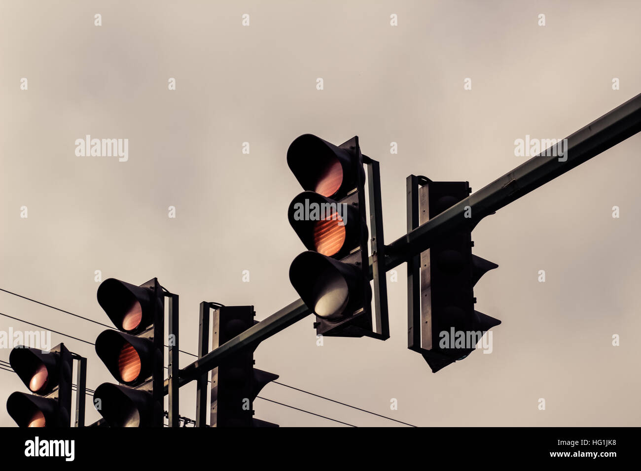 Fotografia di alcuni semafori e cielo molto nuvoloso Foto Stock