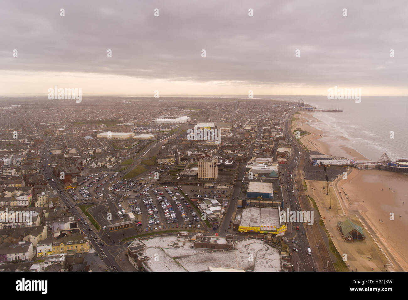 Vista di Blackpool F.C, Central & South Piers, Pleasure Beach e Blackpool South dalla Blackpool Tower, Blackpool, Lancashire, Regno Unito. Foto Stock