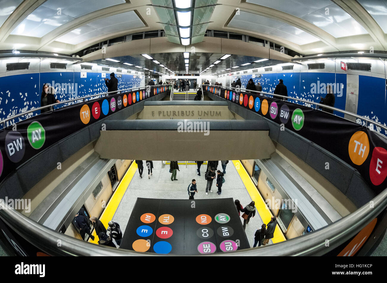 New York, Stati Uniti d'America 1 Gennaio 2017 - Dopo quasi un secolo di pianificazione, la Second Avenue Subway infine aperto al pubblico il giorno di nuovi anni. Tre nuove stazioni, a 72º, 86º e 96strade, oltre a un'estensione a est 63a sono stati aggiunti alla BMT e la linea a un costo og 4.4 miliardi di dollari. Il nuovo stato della tecnica della linea metropolitana corre lungo linee BMT da East 96st alla Spiaggia di Brighton, Brooklyn. ©Stacy Rosenstock Walsh Foto Stock