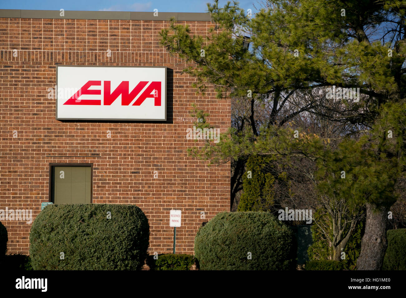 Un segno del logo al di fuori di una struttura occupata da Electronic Warfare Associates, Inc. di monte Lauro, New Jersey il 10 dicembre 2016. Foto Stock