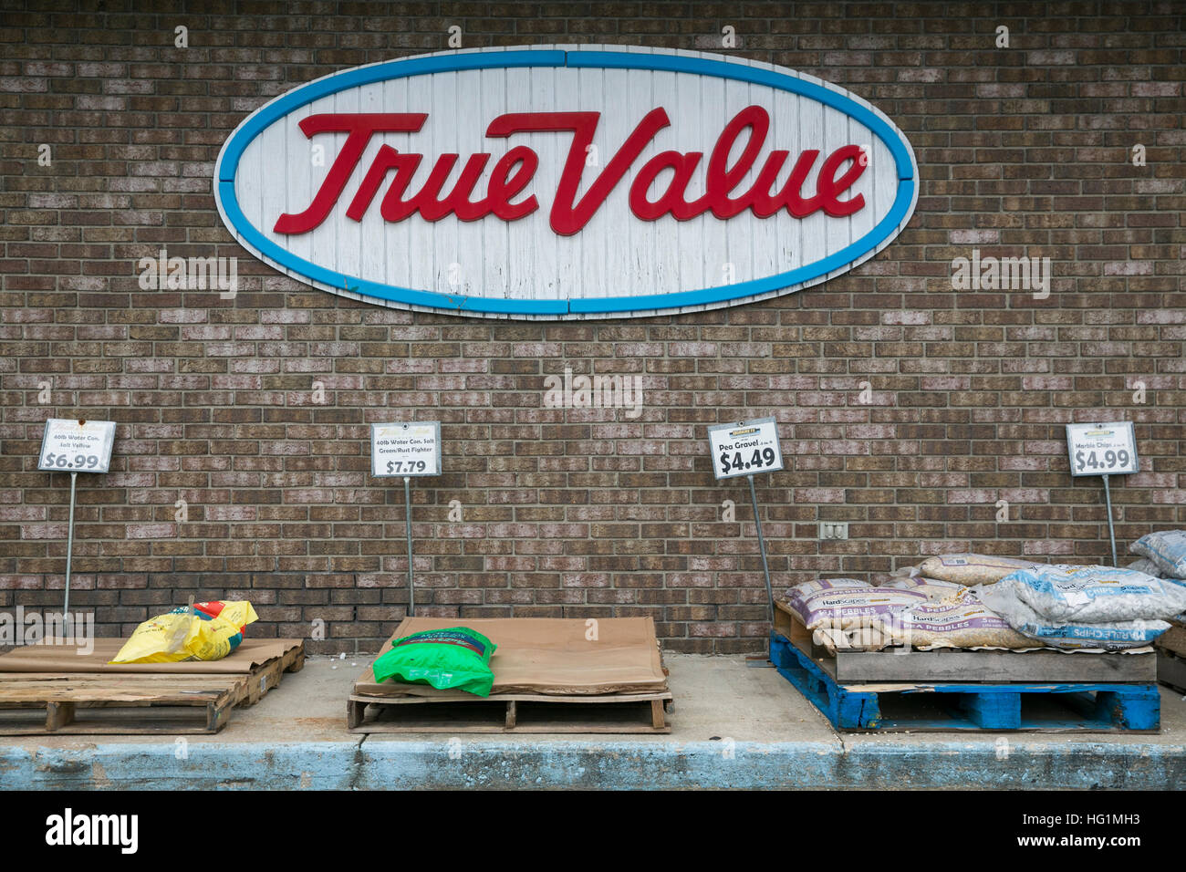 Andando fuori di segni aziendali su un valore vero hardware store retail in Pennsville, New Jersey il 11 dicembre 2016. Foto Stock