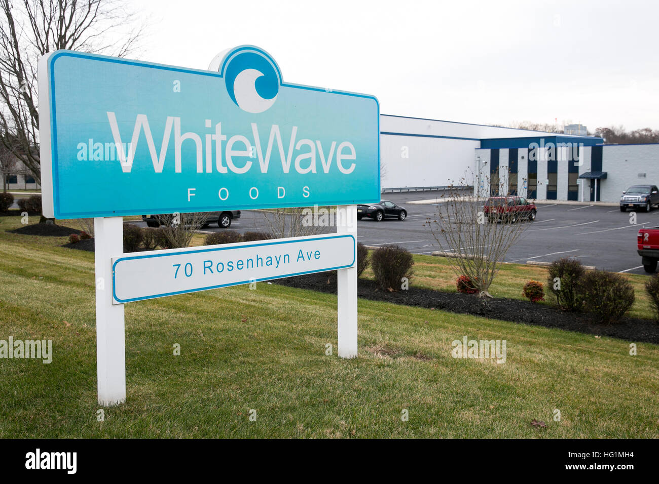 Un segno del logo al di fuori di una struttura occupata dal WhiteWave Foods Company a Bridgeton, nel New Jersey il 11 dicembre 2016. Foto Stock