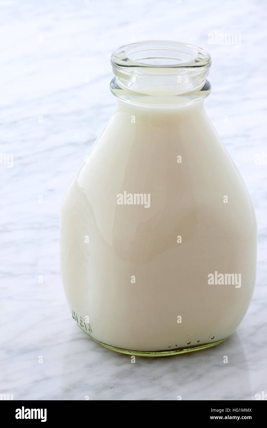 Delizioso il latte fresco, una delle fonti principali di nutrizione. Foto Stock