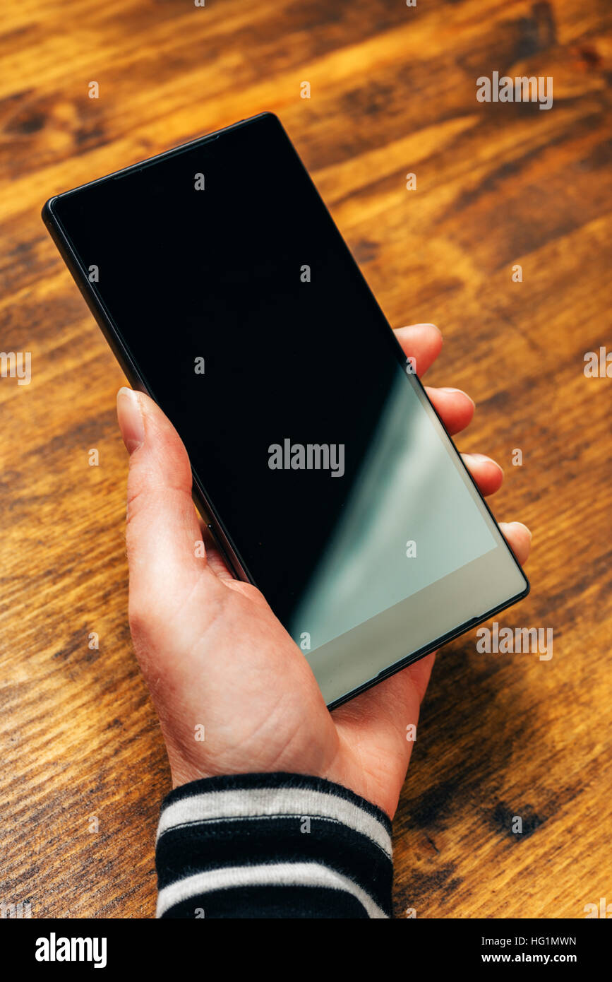 Mobile banking e il pagamento elettronico con lo smartphone, donna azienda moderna ed elegante dispositivo e usarlo per acquisti on-line Foto Stock
