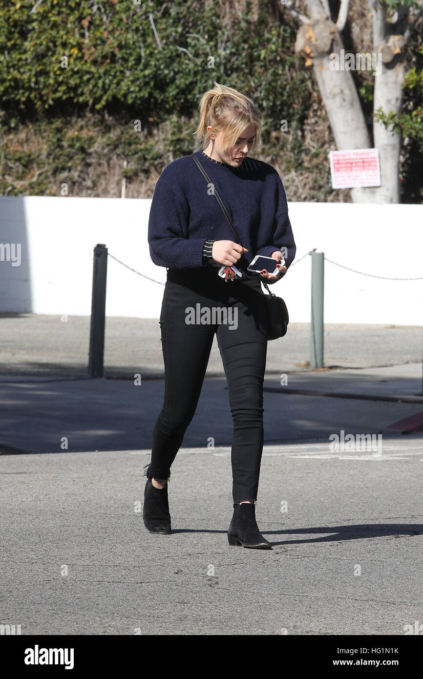 Chloë Grace Moretz arrivando ad un salone a Beverly Hills, la California. Dotato di: Chloë Grace Moretz, Chloe Grace Moretz dove: Beverly Hills, in California, negli Stati Uniti quando: 02 Dic 2016 Foto Stock