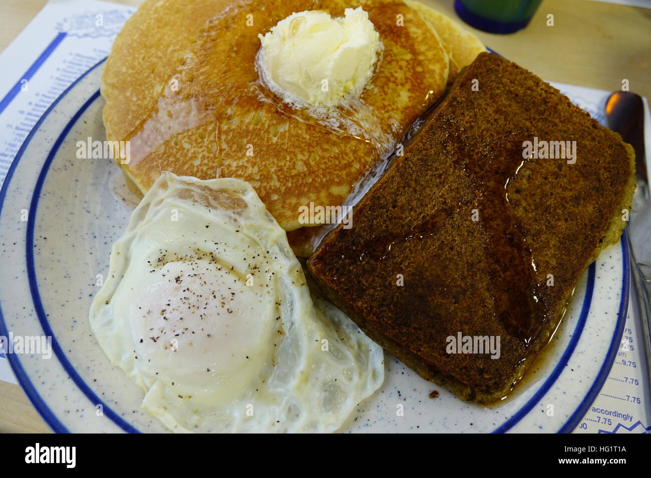 USA il cibo colazione Americana frittelle scrapple uova con burro e sciroppo Foto Stock