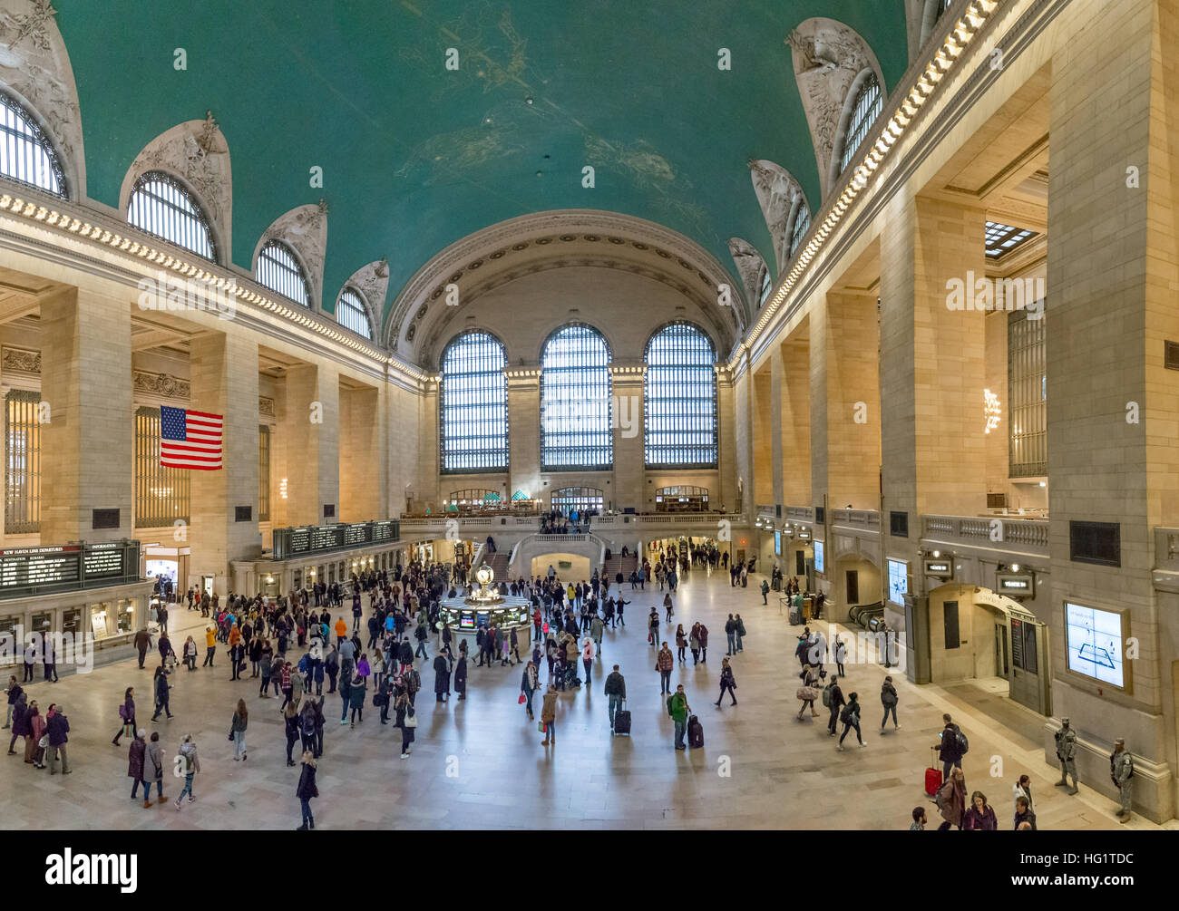 New York, Stati Uniti d'America - 20 Novembre 2016: vista dall'interno della sala principale del terminal Grand Central Station con molte persone Foto Stock