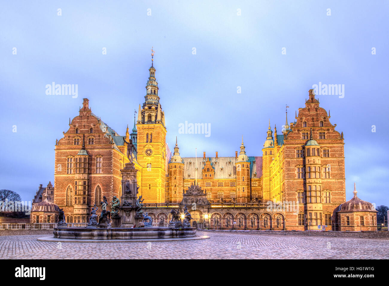 Hillerod, Danimarca - 29 dicembre 2016: vista dell'illuminato Frederiksborg Palace Foto Stock