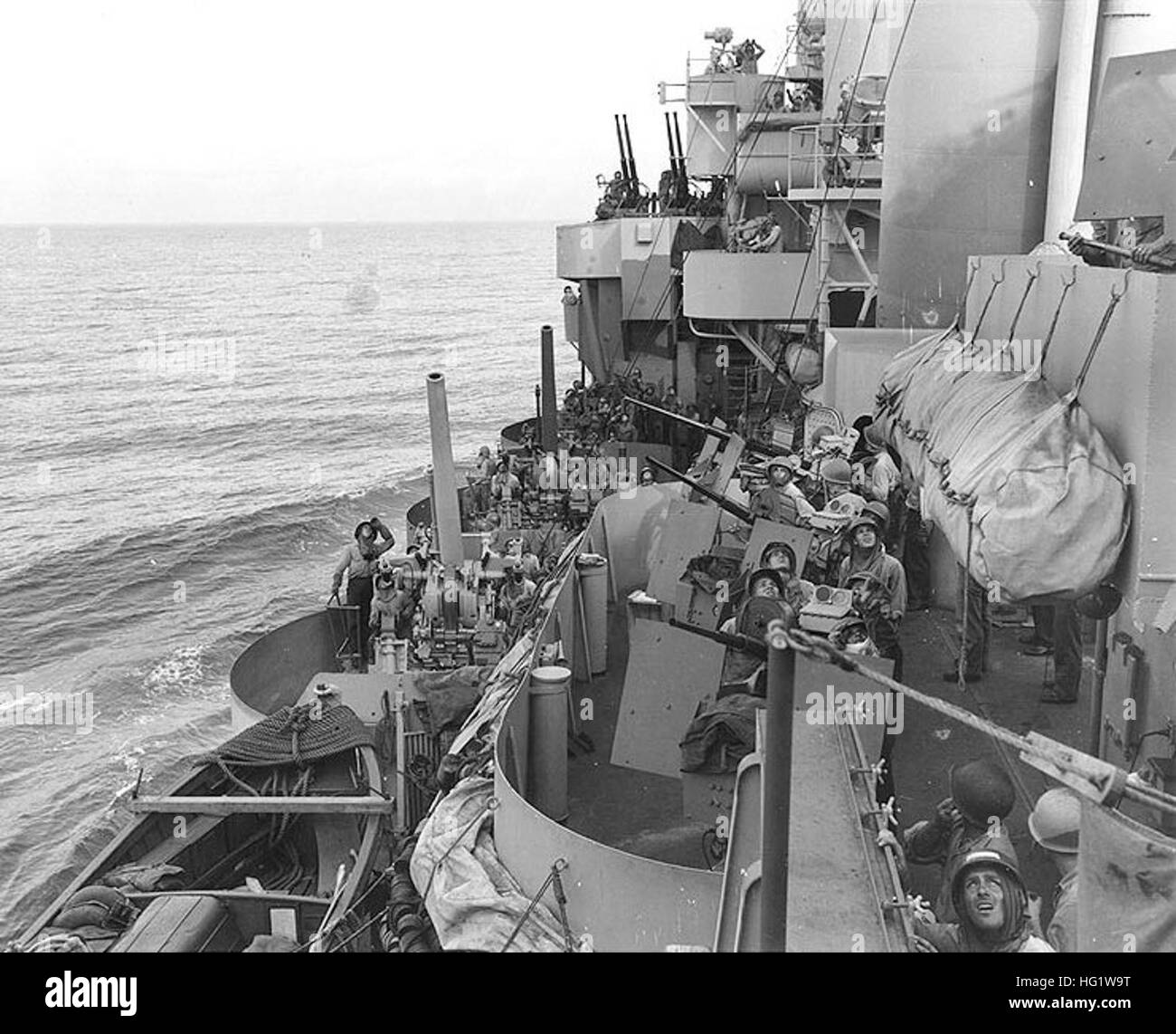 USS Phoenix (CL-46) anti-aerei gunners ceppo per identificare un piano overhead, Dicembre 1944 Foto Stock