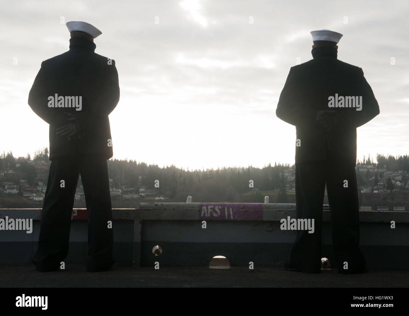 U.S. marinai uomo le rotaie a bordo della portaerei USS Nimitz CVN (68) Dic. 16, 2013, come la nave arriva alla stazione navale di Everett, Washington. La Nimitz restituita alla sua porta di casa dopo un periodo di nove mesi di distribuzione per gli Stati Uniti Quinta Flotta, U.S. Sesta Flotta e U.S. Flotta di 7 aree di responsabilità. (U.S. Foto di Marina di Massa lo specialista di comunicazione 2a classe Jacquelyn D. Childs/RILASCIATO) USS Nimitz arriva alla stazione navale di Everett 131216-N-GA424-159 Foto Stock U.S. marinai uomo le rotaie a bordo della portaerei USS Nimitz CVN (68) Dic. 16, 2013, come la nave arriva alla stazione navale di Everett, Washington. La Nimitz restituita alla sua porta di casa dopo un periodo di nove mesi di distribuzione per gli Stati Uniti Quinta Flotta, U.S. Sesta Flotta e U.S. Flotta di 7 aree di responsabilità. (U.S. Foto di Marina di Massa lo specialista di comunicazione 2a classe Jacquelyn D. Childs/RILASCIATO) USS Nimitz arriva alla stazione navale di Everett 131216-N-GA424-159 Foto Stock
