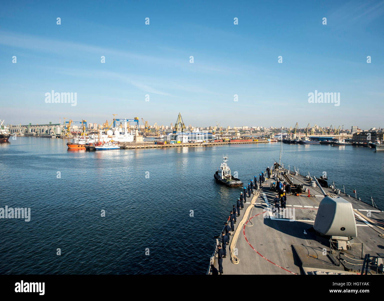 140414-N-KE519-017 CONSTANTA, Romania (14 aprile 2014) La distribuita Arleigh Burke-class guidato-missile destroyer USS Donald Cook (DDG 75) si avvicina a Constanta, Romania, per una porta programmata visita. Donald Cook, il primo di quattro Arleigh Burke-cacciatorpediniere della classe per essere distribuita a Rota, Spagna, è in servizio su una pattuglia pianificata negli Stati Uniti Sesta flotta area di responsabilità da parte del presidente della comunità graduale approccio adattativo per missile balistico di difesa in Europa. (U.S. Foto di Marina di Massa Specialista comunicazione marinaio Edward Guttierrez III/RILASCIATO) USS Donald Cook in costanti Foto Stock