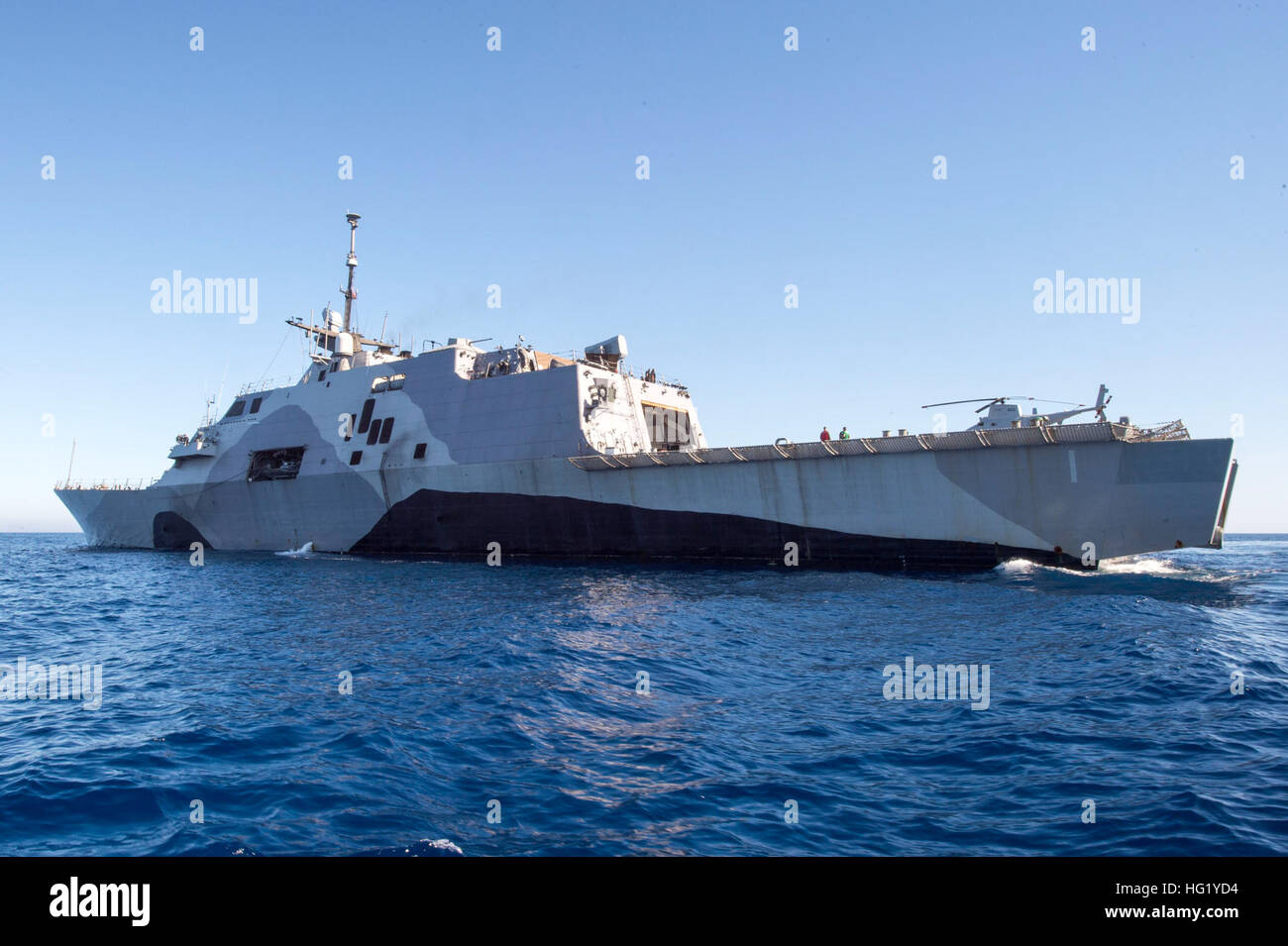 150215-N-YW024-106 OCEANO PACIFICO (feb. 15, 2015) Il programma Littoral Combat Ship USS libertà (LCS 1) è in corso la partecipazione in una società indipendente di certificazione Deployer Esercizio (IDCERTEX) Feb. 15. IDCERTEX, guidata dal comandante, U.S. 3a flotta (C3F) ed eseguito dal comandante, Carrier Strike gruppo (CSG) 15, viene condotto nel febbraio 9-20 al largo delle coste del sud della California e Hawaii. L'esercizio include equipaggio 102, imbarcato a bordo di libertà, visite-missile cacciatorpediniere USS Lake Champlain (CG 57), l'USS Chosin CG (65) e guidato-missile cacciatorpediniere USS Preble (DDG 88) e USS Chafee (DDG 90). IDCERTEX w Foto Stock