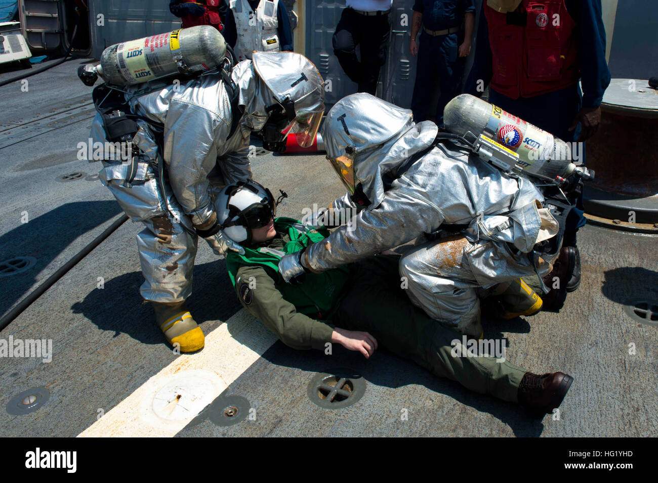 Stati Uniti Marina di Boatswain Mate marinaio Stefano Barnes e di Boatswain Mate 2a classe Ron Welch rimuovere il Tenente j.g. Chaz marrone da un MH-60R Seahawk elicottero durante un arresto del velivolo e punta di recupero a bordo del missile destroyer USS Jason Dunham (DDG 109) 14 maggio 2014, nell'Oceano Atlantico. La nave è stata operante negli Stati Uniti 2a flotta area di responsabilità. (U.S. Foto di Marina di Massa lo specialista di comunicazione di terza classe Derek Paumen/RILASCIATO) USS Jason attività Dunhan 140514-N-NK134-211 Foto Stock