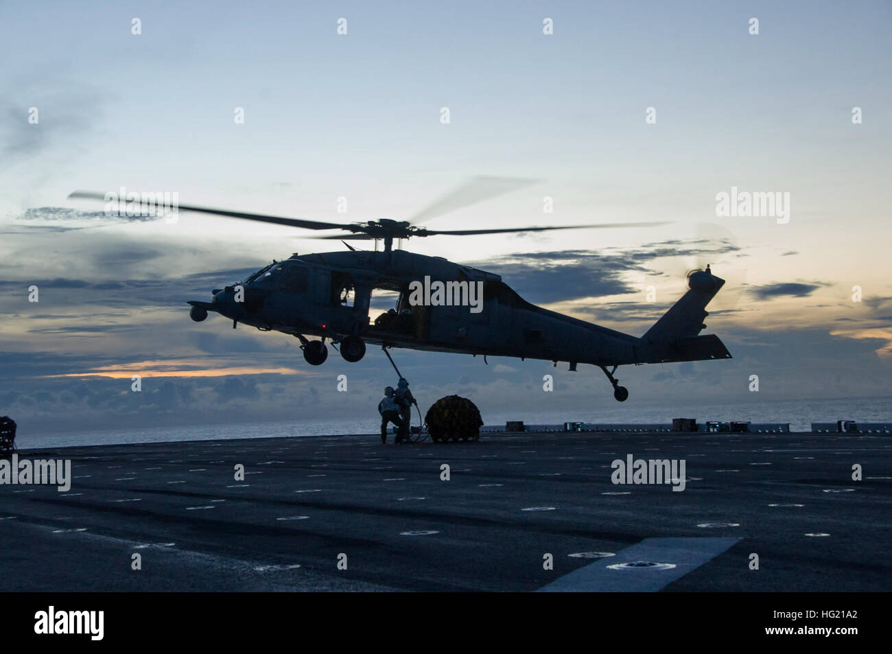 La USS America (LHA-6) effettua un rifornimento verticale (VERTREP) con elicotteri MH-60S Seahawk in cabina di volo, poiché i marines del dipartimento Combat Cargo attaccano le merci durante il primo transito della nave “America visita le Americhe”. Foto Stock