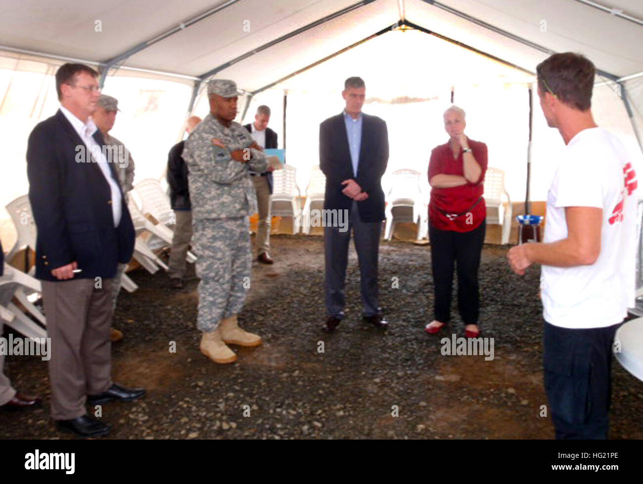 Un operatore sanitario (estrema destra) da Medici Senza Frontiere mutandine (avviamento secondo da sinistra) Il Mag. Gen. Darryl A. Williams, comandante della U.S. Army Africa, gen. David M. Rodriguez, comandante della U.S. Africa e Stati Uniti Ambasciatore di Liberia Deborah R. Malac sul funzionamento di Ebola e unità di trattamento. Stati Uniti Agenzia per lo sviluppo internazionale è il lead U.S. organizzazione di governo per il funzionamento Regno di assistenza. Stati Uniti Africa il comando è sostenere lo sforzo fornendo il comando e il controllo della logistica e della formazione e attività di ingegneria per contenere il virus Ebola focolaio nella zona ovest di nazioni africane. (U.S. Un Foto Stock