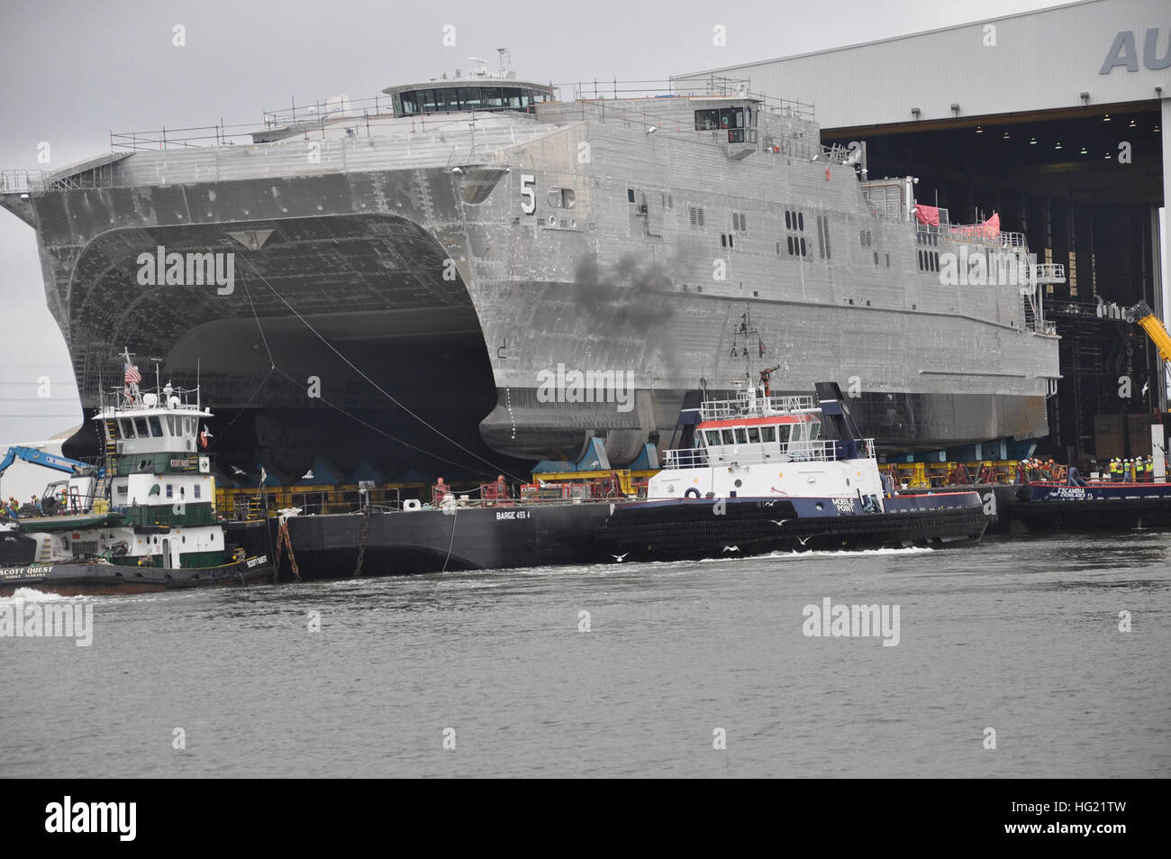 La USNS Trenton (JHSV-5), una nave congiunta ad alta velocità, viene lanciata presso il cantiere navale Austal USA di Mobile, Alabama, in preparazione al lancio, mettendo in evidenza lo scafo della nave, la sovrastruttura e la prontezza al lancio. Foto Stock